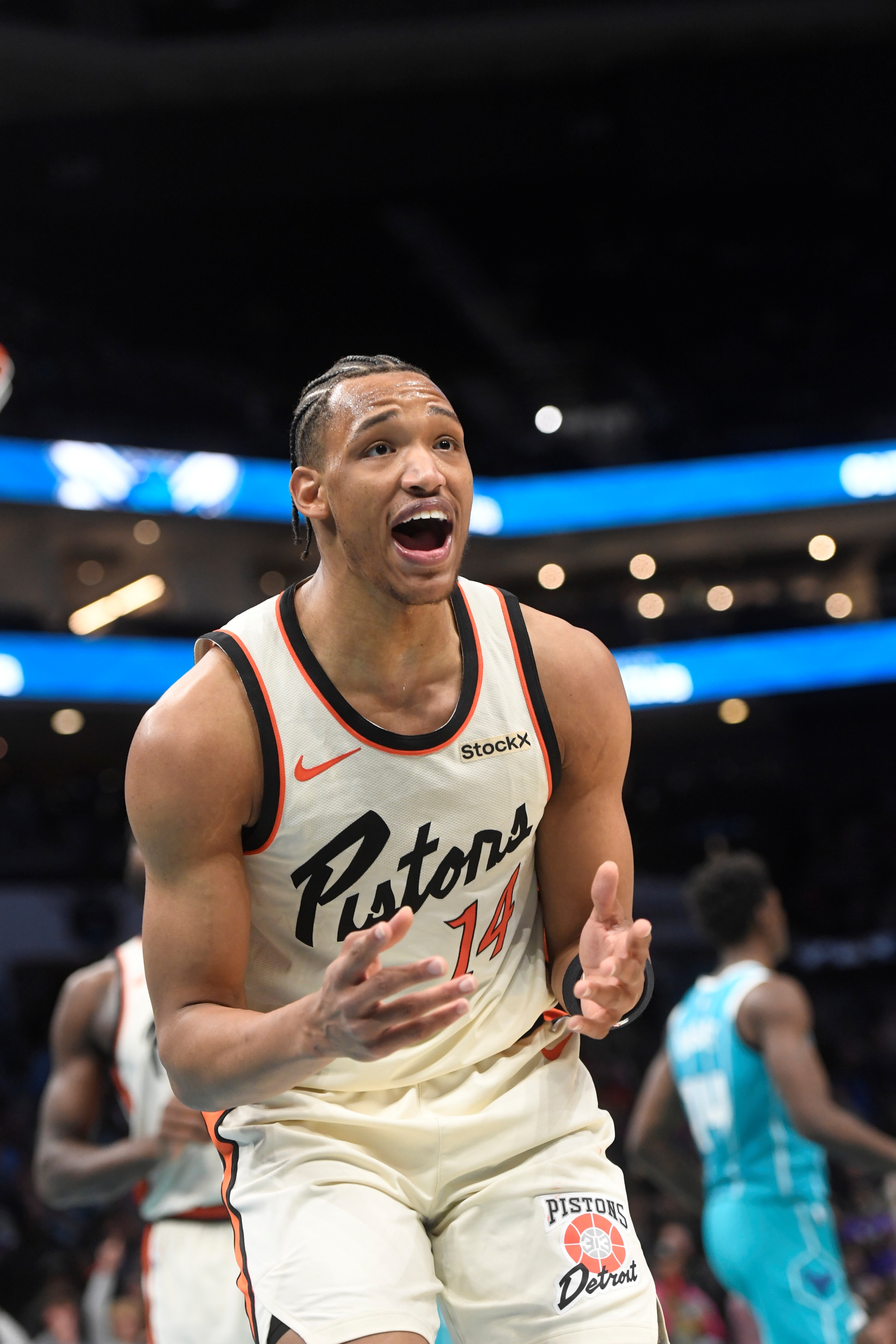 DB视讯官网赛季场均3.2分2.2板!Shams:后卫小温德尔-摩尔双向合同签约黄蜂