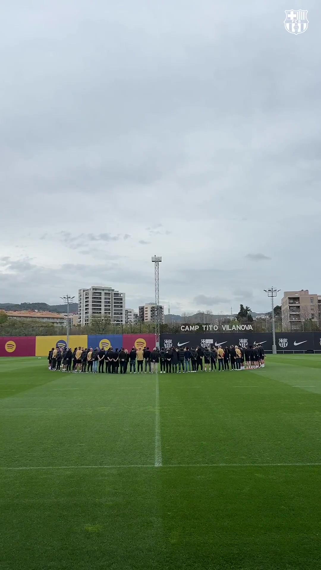 DB真人旗舰R.I.P.🙏巴萨全队在今天的训练前为离世队医默哀1分钟