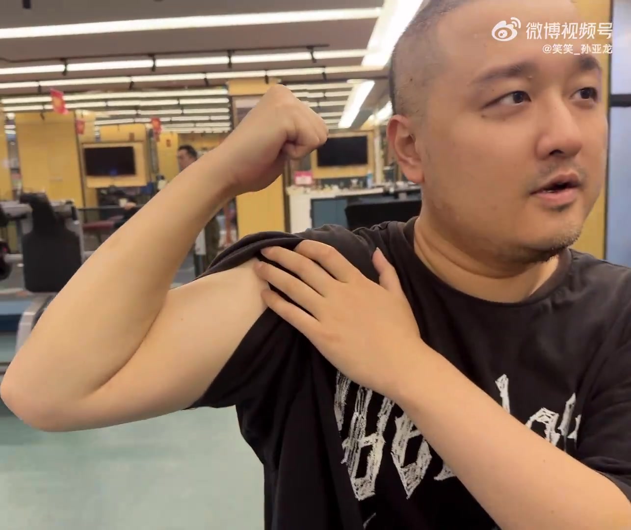 DB视讯百家乐孙亚龙秀肌肉：坚持3个月！现在背儿女也能一直走了 原来背一会就累