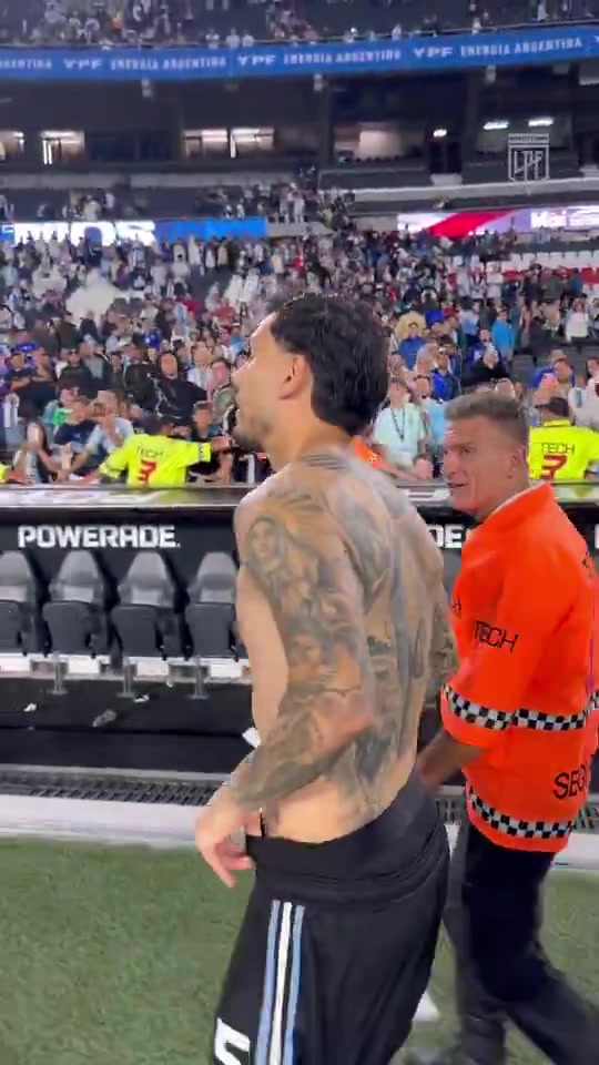 DB真人旗舰赢球心情大好😊帕雷德斯赛后脱下球衣送给了场边的女球迷