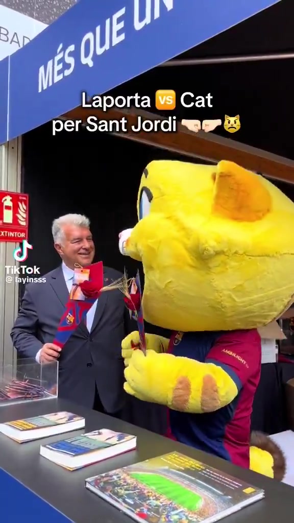 DG视讯官网平台主席拉波尔塔参加巴萨主题书展，并与俱乐部吉祥物CAT嬉笑打闹