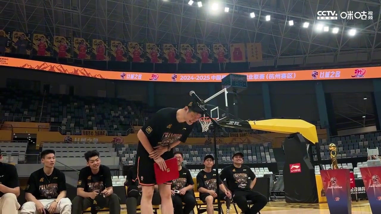 DB电子官网他值得！胡金秋在广厦球迷答谢会上发言 现场球迷高喊MVP